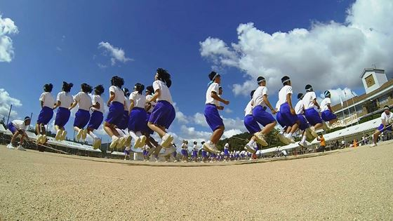 篠山東中学校の生徒が、体操服で、頭にはちまきを巻き、長縄を飛んでいる写真